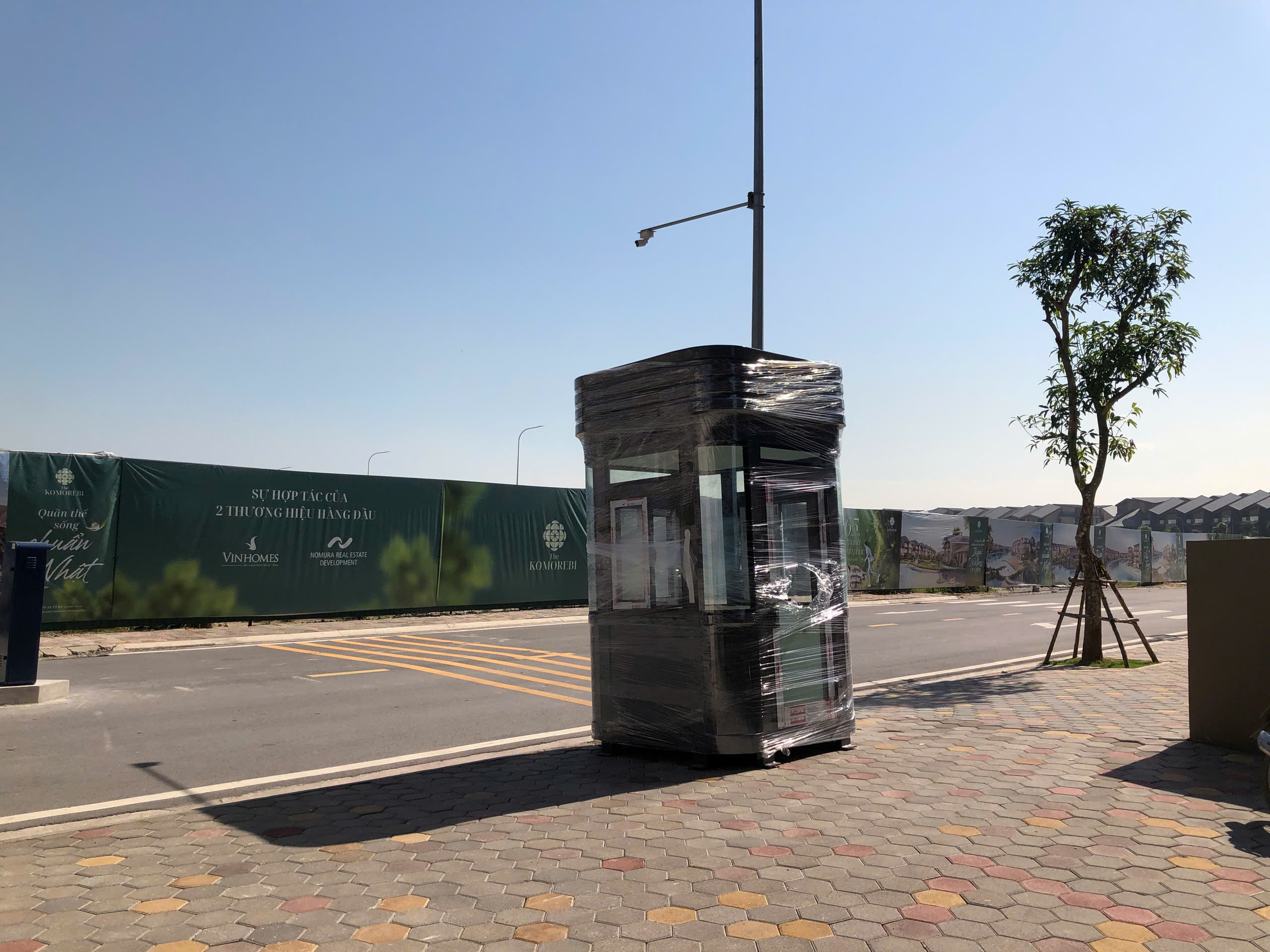 Bốt bảo vệ khung thép thiết kế theo phong cách infinity hiện đại