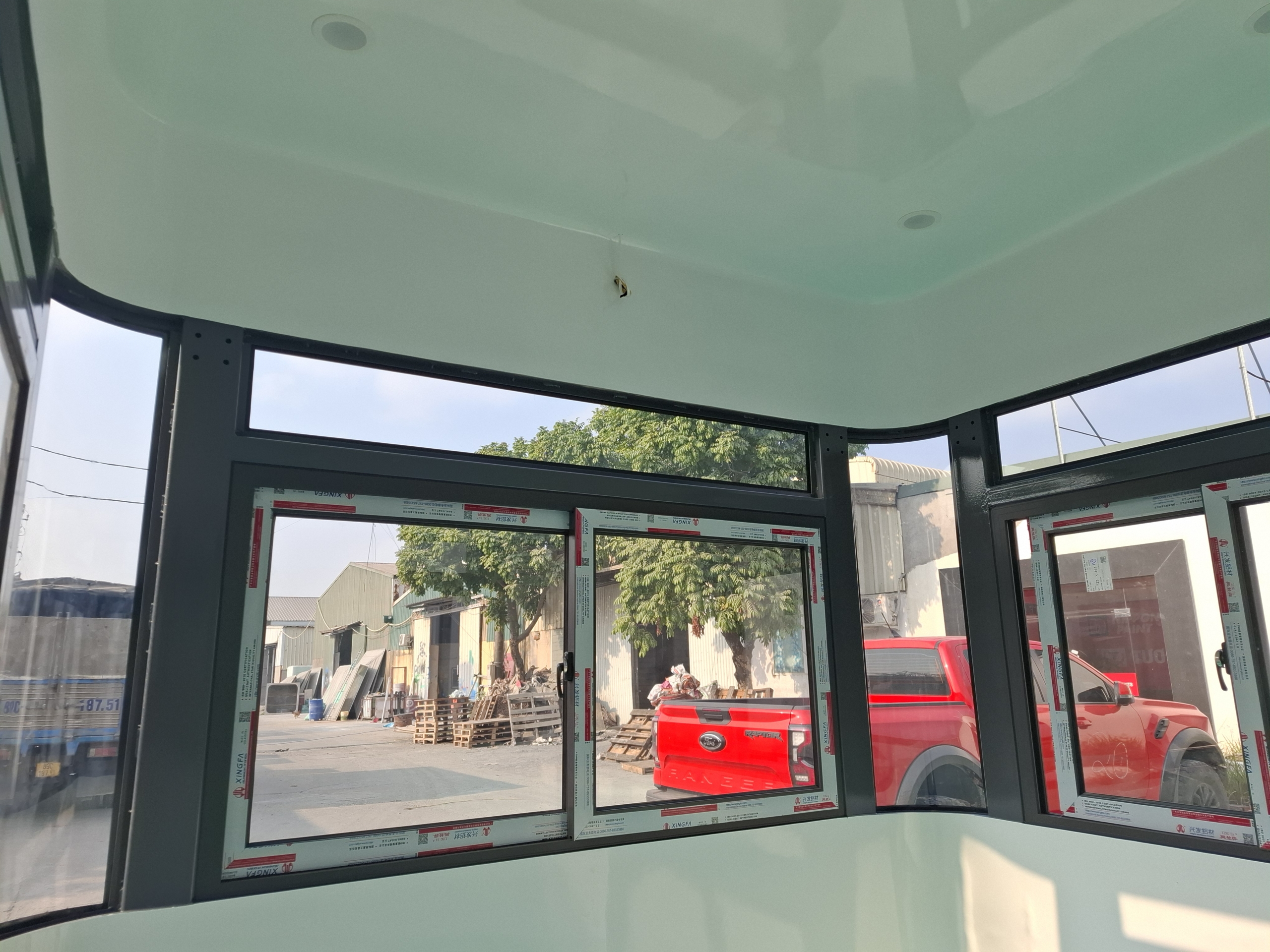 Nội thất tiện ghi và cửa sổ quan sát toàn cảnh